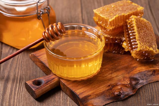 蜂蜜对你有好处吗？吃它的9种影响