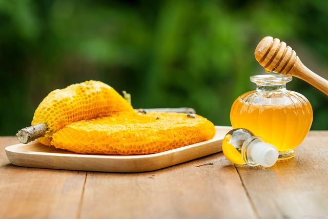 揭秘假蜂蜜的制造方法及鉴别难点，如何保护自己免受欺骗？